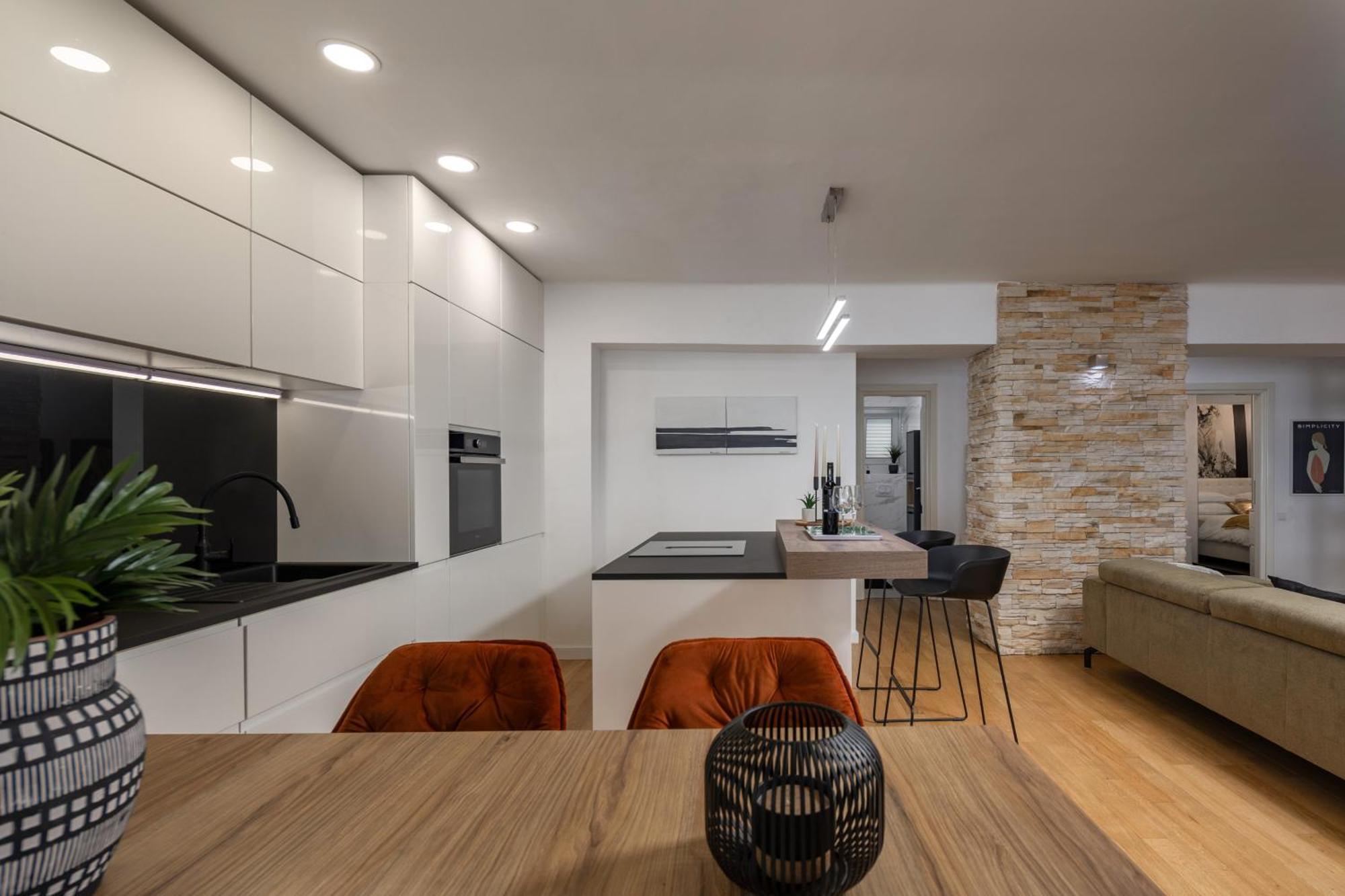 Apartment Sax 1 *